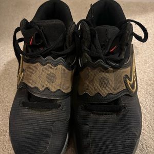 Men’s 8.5 Kevin Durant basketball sneakers
